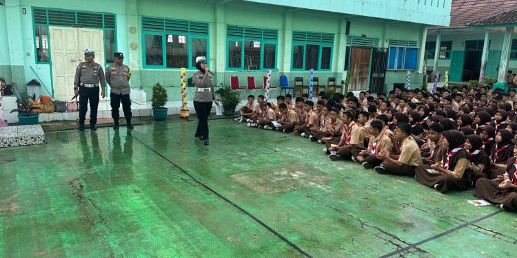 Police Goes to School: Satlantas Purwakarta Sambangi SMP Kampanyekan Keselamatan Berlalu Lintas