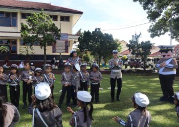 Polisi Kuningan Ajak Anak-Anak Jadi Pelopor Tertib Lalu Lintas