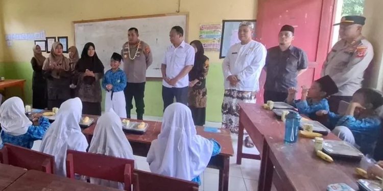 Peduli Pendidikan, Personel Polresta Cirebon Dirikan Sekolah Gratis