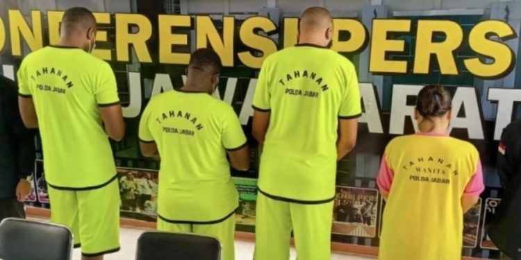 Polda Jabar Bongkar Sindikat Penipuan Online Modus Bea Cukai: Tiga WNA dan Satu WNI Dibekuk