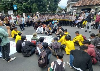 Aksi Tolak RUU TNI di Tasikmalaya Berlangsung Damai: Kapolres dan Ketua DPRD Turun Langsung Menengahi Demonstrasi