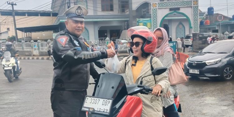 Polres Garut Semarakkan Ngabuburit dengan Patroli dan Bagi-bagi Takjil
