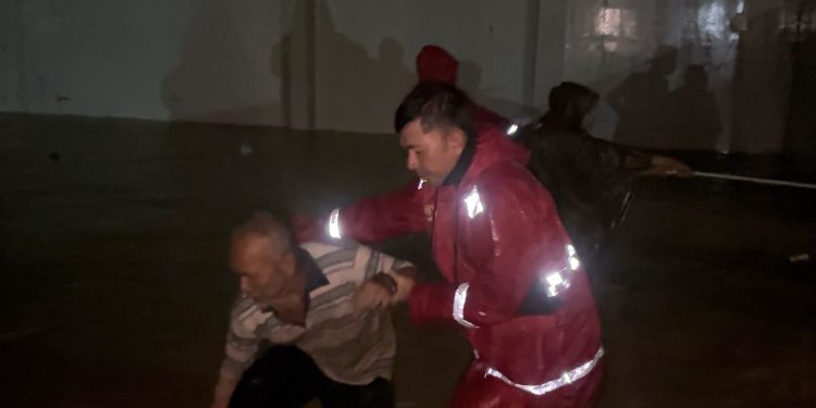 Polres Sukabumi dan Basarnas Bersinergi Evakuasi Korban Banjir di Palabuhanratu