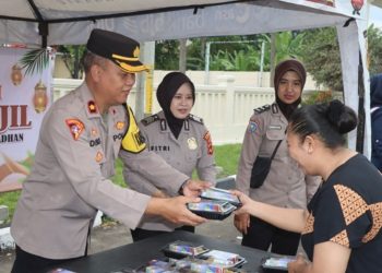 Polres Sukabumi Bagikan Ratusan Takjil Gratis Ke Pengguna Jalan