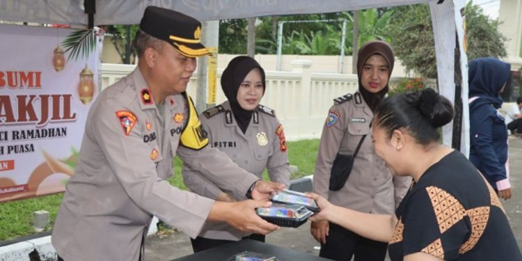 Polres Sukabumi Bagikan Ratusan Takjil Gratis Ke Pengguna Jalan