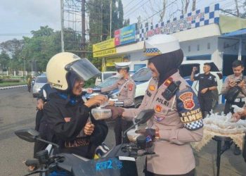 Satlantas Polres Subang Gelar Kegiatan Bakti Sosial dan Sosialisasi Keselamatan Lalu Lintas di Bulan Ramadan