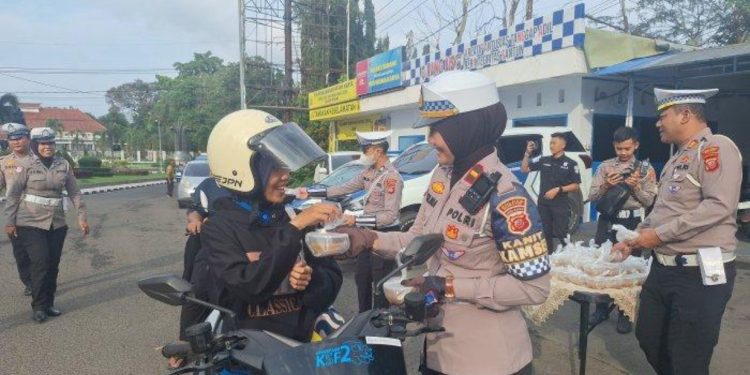 Satlantas Polres Subang Gelar Kegiatan Bakti Sosial dan Sosialisasi Keselamatan Lalu Lintas di Bulan Ramadan