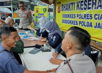Polres Ciamis Gelar Bakti Sosial di Pasar Manis, Periksa Kesehatan dan Bagi Sembako Gratis