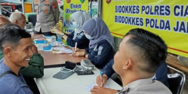 Polres Ciamis Gelar Bakti Sosial di Pasar Manis, Periksa Kesehatan dan Bagi Sembako Gratis