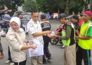 Satuan Reserse Narkoba Polresta Cirebon Bagikan Takjil, Tumbuhkan Keakraban di Bulan Ramadan