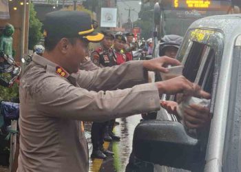 Kapolres Sumedang Bagi Takjil, Tebar Kebaikan di Tengah Hujan