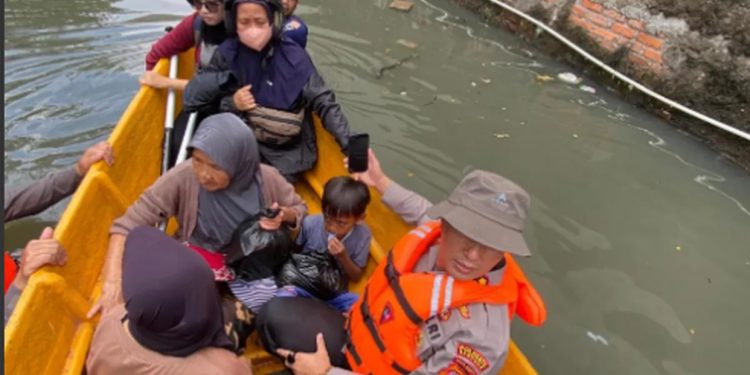 Kapolresta Bandung Pimpin Langsung Evakuasi Warga Terdampak Banjir di Dayeuhkolot