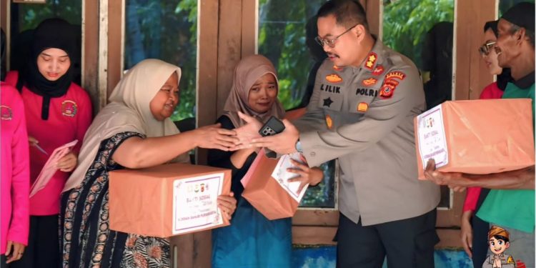 Polres Purwakarta Bersama Bhayangkari Salurkan Bantuan untuk Korban Banjir di Jatiluhur