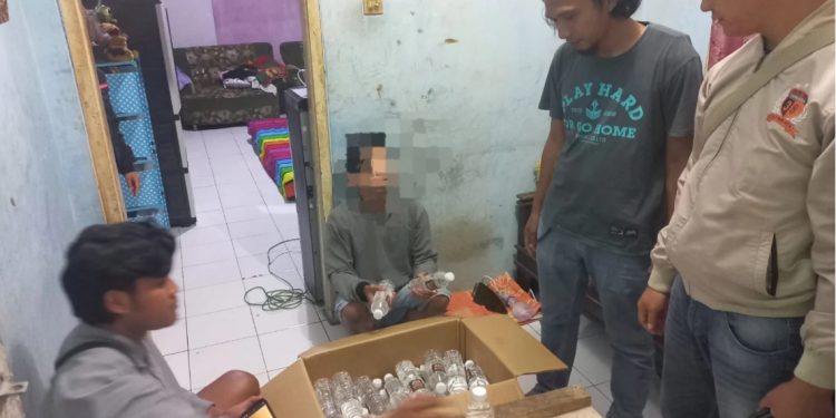 Modus COD, Penjual Miras Oplosan di Ciamis Dibekuk Polisi