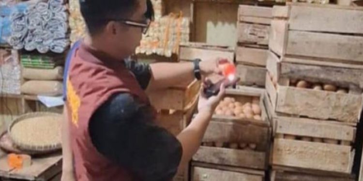 Polda Jabar Pastikan Kualitas Pangan di Pasar Tradisional Selama Ramadan, Sidak Telur Infertil