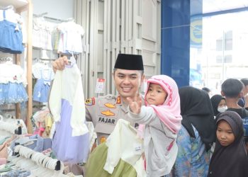 Polres Garut Tebar Kebaikan di Ramadan, Berbagi Baju Lebaran
