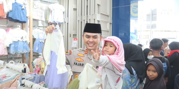 Polres Garut Tebar Kebaikan di Ramadan, Berbagi Baju Lebaran