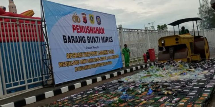 Polres Bogor Musnahkan 14.442 Botol Miras Jelang Lebaran