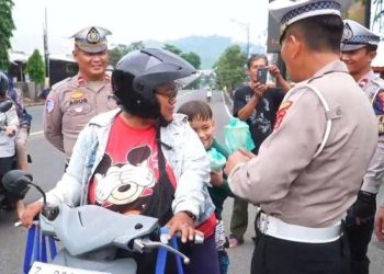 Polres Banjar Kejutkan Pengguna Jalan dengan Takjil Gratis di Bulan Ramadhan