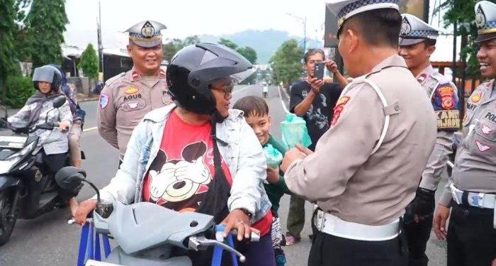 Polres Banjar Kejutkan Pengguna Jalan dengan Takjil Gratis di Bulan Ramadhan