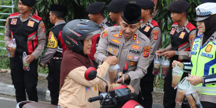 Polres Majalengka Tebar Kebaikan, Bagikan Ratusan Takjil di Bulan Ramadan