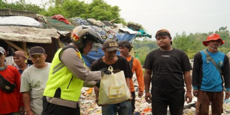 Polres Tasikmalaya Salurkan Sembako, Bentuk Bakti Sosial di TPA