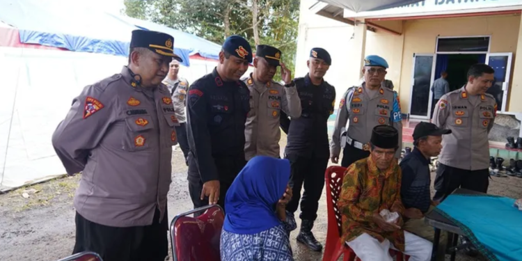 Bakti Kesehatan di Cineam: Polres Tasikmalaya Kota Bantu Pengungsi Korban Pergerakan Tanah