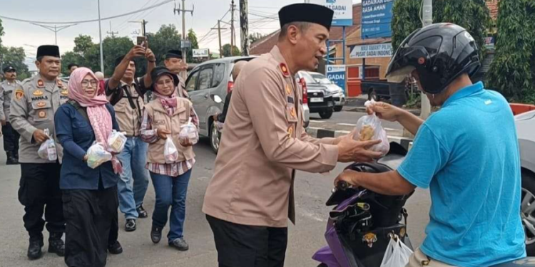 Polres Majalengka dan Media Berbagi Takjil di Bulan Ramadan