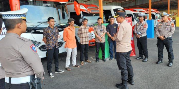 Polres Majalengka Sambangi Terminal, Imbau Sopir Bus Utamakan Keselamatan Mudik Lebaran 2025