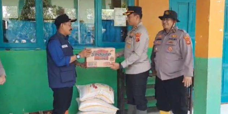 Polres Tasikmalaya Kota Salurkan Bantuan Sembako untuk Korban Banjir di Desa Tanjung Sari