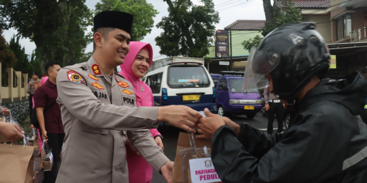 Polres Garut Bersama Bhayangkari Bagikan Takjil Gratis di Bulan Ramadan