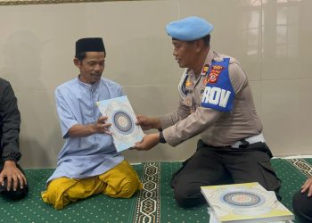 Polres Garut Bagikan Al-Qur’an, Jalin Sinergi dengan Masyarakat dan Tingkatkan Keimanan