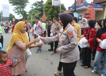 Polresta Cirebon dan Mahasiswa UMC: Berbagi Takjil dan Semangat Kebersamaan di Bulan Ramadhan