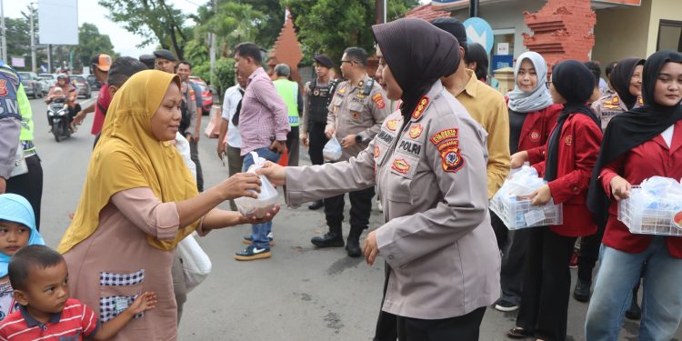 Polresta Cirebon dan Mahasiswa UMC: Berbagi Takjil dan Semangat Kebersamaan di Bulan Ramadhan
