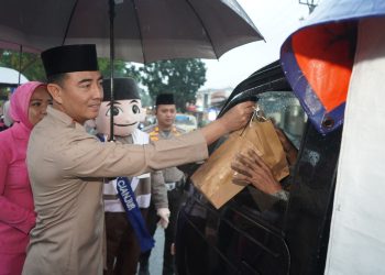 Polres Cianjur Bagikan Takjil untuk Masyarakat, Wujudkan Ramadhan Berkah Bersama