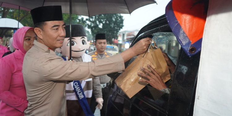 Polres Cianjur Bagikan Takjil untuk Masyarakat, Wujudkan Ramadhan Berkah Bersama