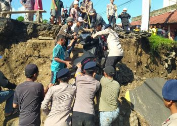 Dansat Brimob Polda Jabar Turun Langsung Bantu Warga di Lokasi Jembatan Putus Sukabumi