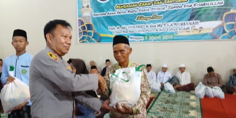 Kapolsek Jatibarang Bagikan Santunan di Bulan Ramadan, Tunjukkan Kepedulian Polri