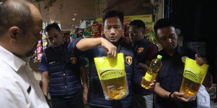 Sidak Pasar, Satgas Pangan Polres Sukabumi Kota dan Metrologi Legal Cek Produk ‘Minyak Kita’