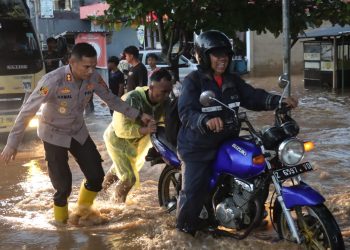 Kapolres Ciamis Pimpin Langsung Pengaturan Lalu Lintas di Cijeungjing: Respon Cepat Atasi Genangan Air, Tunjukkan Dedikasi Pelayanan Publik
