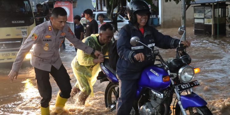 Kapolres Ciamis Pimpin Langsung Pengaturan Lalu Lintas di Cijeungjing: Respon Cepat Atasi Genangan Air, Tunjukkan Dedikasi Pelayanan Publik