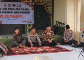 Polres Sumedang dan Awak Media Berbagi Takjil di Pondok Pesantren Islam Terpadu Al-Huda Cilipung