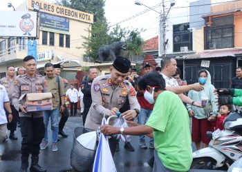 Polres Cirebon Kota Bagi-bagi Takjil di Bulan Ramadhan: Silaturahmi dan Kebaikan di Tengah Kota