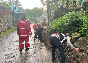 Polres Ciamis Respon Cepat Bencana Longsor Karanggedang: Gotong Royong Pulihkan Akses Jalan