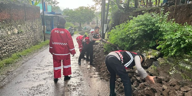 Polres Ciamis Respon Cepat Bencana Longsor Karanggedang: Gotong Royong Pulihkan Akses Jalan