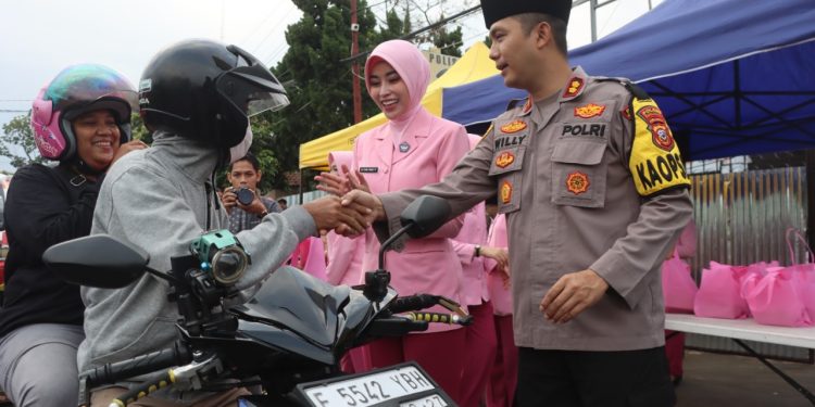 Kapolres Kuningan Bagikan Takjil: Wujud Kepedulian dan Sinergitas di Bulan Ramadan