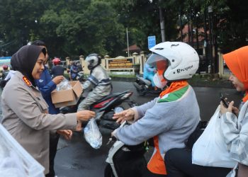 Polresta Cirebon Bagi Takjil dan Sosialisasikan Hotline Mudik 110: Wujudkan Mudik Aman dan Nyaman