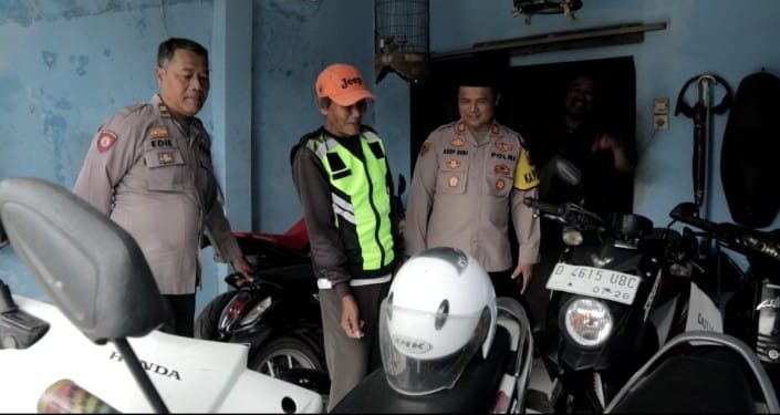 Polsek Pameungpeuk Beri Kado Istimewa: Motor Baru untuk Tukang Ojek Korban Penipuan