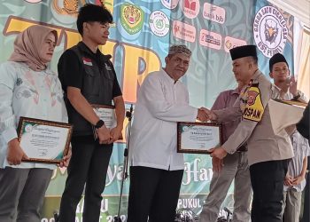 Kapolsek Cicalengka Hadiri Penyerahan Hadiah Lebaran untuk 300 Anak Yatim di Cicalengka