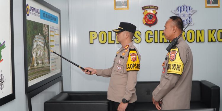 Polres Cirebon Kota Siap Amankan Arus Mudik Lebaran 2025: Kapolres Tinjau Langsung Pos Pengamanan, Jamin Pelayanan Prima bagi Masyarakat